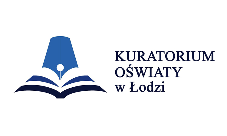 Logo Kuratorium Oświaty w Łodzi. Po lewej stronie znajduje się stylizowana grafika w odcieniach niebieskiego przedstawiająca otwartą książkę, z której wyłania się kształt niebieskiego pióra wiecznego — jego stalówka tworzy centralny punkt logo. Po prawej stronie umieszczony jest granatowy napis: „KURATORIUM OŚWIATY w Łodzi”, zapisany drukowaną czcionką.