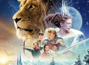 Ilustracja przedstawiająca lwa Aslana, bohaterów oraz zimowy krajobraz Narnii z lodowym zamkiem.