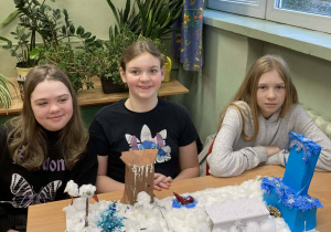 Uczennice prezentują makietę Narnii z rzeką i ośnieżonym krajobrazem inspirowaną lekturą.