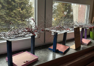 Drewniane karmniki wykonane przez uczniów świetlicy podczas styczniowych zajęć o pomaganiu ptakom zimą.