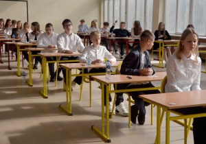 Uczniowie klasy 8a i 8b w oczekiwaniu na rozpoczęcie egzaminu.