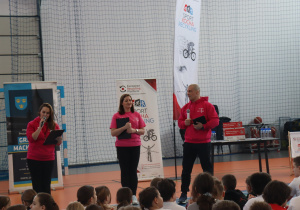 Damian Janikowski i organizatorzy stoją przed uczniami podczas oficjalnej części wydarzenia.