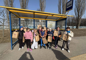 Uczniowie klas 1a i 2a z upominkami od Zakładu Energetyki Cieplnej po zakończeniu wycieczki.