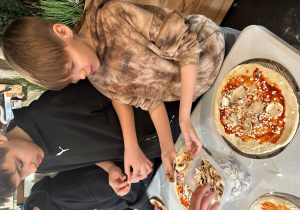 Podczas warsztatów uczniowie samodzielnie komponują swoje pizze. Na cieście rozsmarowany jest sos pomidorowy, a uczestnicy dodają kolejne składniki, ucząc się dobierać dodatki tak, aby pizza była smaczna i dobrze wypieczona.