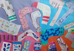 Zbiorczy plakat z różnorodnymi pracami uczniów przedstawiającymi kolorowe skarpetki. Kompozycja łączy wiele stylów i pomysłów, podkreślając ideę jedności w różnorodności.