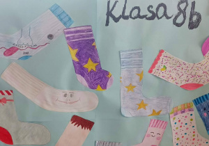 Plakat klasy 8b z kolorowymi, kreatywnymi rysunkami skarpetek, niektóre z elementami twarzy.