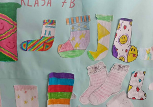 Plakat klasy 7b z różnorodnymi rysunkami skarpetek wykonanymi przez uczniów.