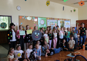 Uczniowie klasy 2b wraz z wychowawczynią Moniką Mettler podczas obchodów Międzynarodowego Dnia Kropki – kolorowe dekoracje i ubrania z kropkami, hasła „Mam talent” i „Wierzę w Ciebie”.