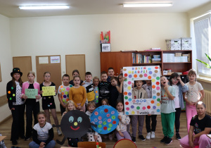 Klasa 3a podczas Dnia Kropki z kolorowymi strojami, planszami „Mam talent” i „Wierzę w siebie” oraz ramką „Dzień Kropki – 15 września”.