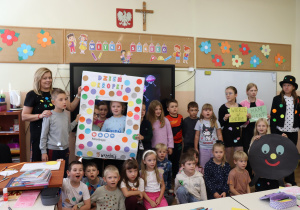 Klasa 1a z wychowawczynią Anną Wlazeł podczas Dnia Kropki – dzieci pozują z kolorową ramką, napisem „15 września” i dekoracjami w kropki.