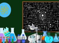 Ilustracja laboratorium: kolby, probówki z kolorowymi cieczami, mikroskop i tablica pełna wzorów chemicznych i fizycznych. W tle symbol atomu.