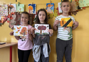 Trójka zwycięzców z kartkami jesiennymi – prezentacja nagrodzonych prac.