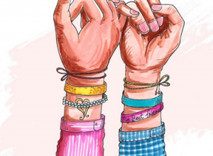 Dwie splecione dłonie z zaciśniętymi małymi palcami, symbolizujące przyjaźń i zaufanie. Obie ręce ozdobione kolorowymi bransoletkami i ubrane w kolorowe rękawy – jedna w różowy, druga w nieb