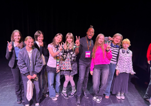 Nick Sinckler pozuje do zdjęcia z uczennicami klas 7a i 8a ze Szkoły Podstawowej nr 13 w Pabianicach po spektaklu w Teatrze Pinokio w Łodzi w ramach festiwalu S·PLOT 2025.