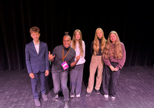 Nick Sinckler pozuje z uczniami klasy 8b ze Szkoły Podstawowej nr 13 w Pabianicach na scenie Teatru Pinokio po spektaklu festiwalu S·PLOT 2025.