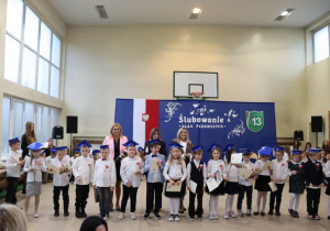 Pierwszoklasiści z dyrekcją i nauczycielkami podczas uroczystości ślubowania w SP 13.