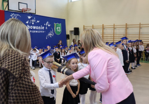 Dyrektor Anna Michalak i wicedyrektor Edyta Makowska podczas pasowania uczniów klas pierwszych w SP 13.