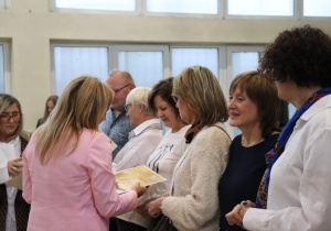 Dyrektor Anna Michalak wręcza dyplomy nauczycielom podczas uroczystości Dnia Edukacji Narodowej w SP 13.