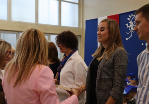 Dyrektor Anna Michalak wręcza dyplomy nauczycielom podczas uroczystości Dnia Edukacji Narodowej w SP 13.