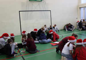 Uczniowie przygotowują świąteczne dekoracje podczas szkolnych Mikołajek.