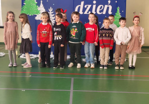Uczniowie klasy pierwszej podczas występu na koncercie świątecznym.