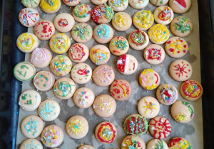 Blacha z kolorowo udekorowanymi piernikami przygotowanymi przez dzieci podczas zajęć w świetlicy szkolnej.