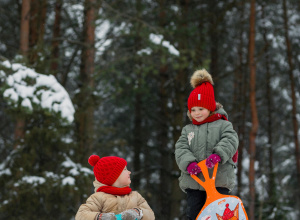 Dzieci zjeżdżające na sankch z górki.