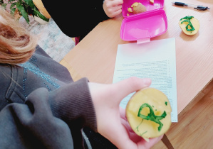 Uczeń wykonuje pieczątkę z symbolem Polski Walczącej podczas lekcji o „Kamieniach na szaniec”.