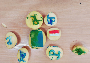 Pieczątki z ziemniaków z symbolem Polski Walczącej wykonane przez uczniów.